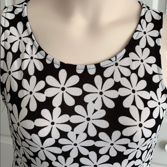 👗BOGO- Adorable black and white daisy skater dress - Picture 3 of 3